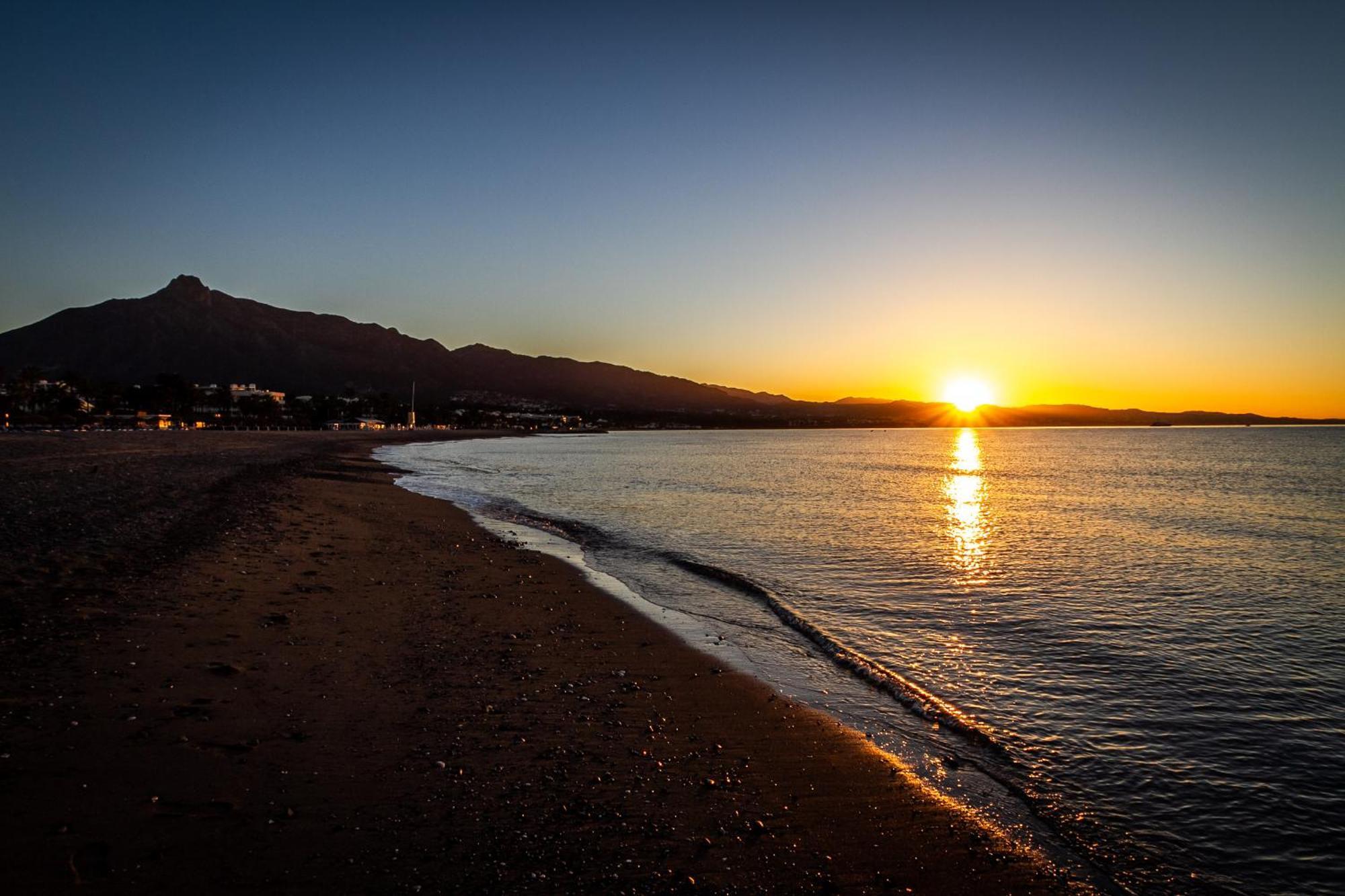 Marbella Banus Suites - Lily Playas Del Duque Banus Beach Apartment Bagian luar foto